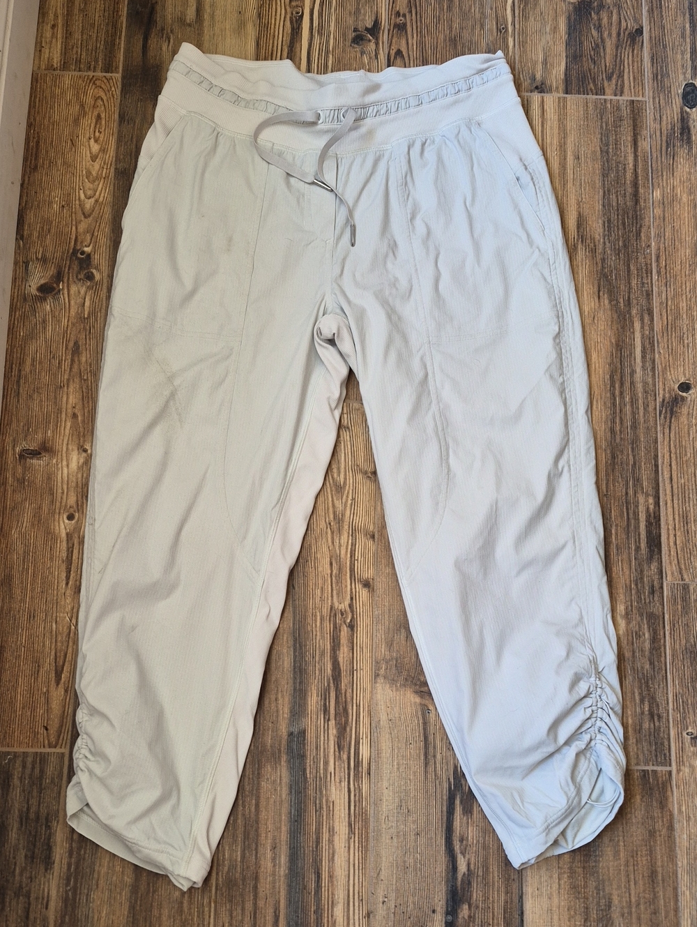 lululemon athletica White Cropped Ruched Hem Pants S 8
